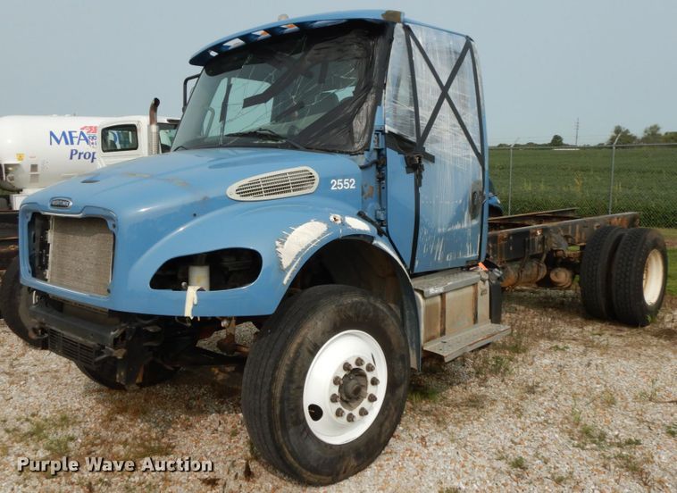 image for item HJ9668 2015 Freightliner M2  truck cab and chassis