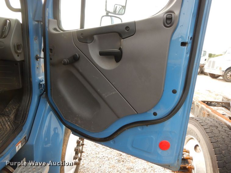 image for item HJ9668 2015 Freightliner M2  truck cab and chassis