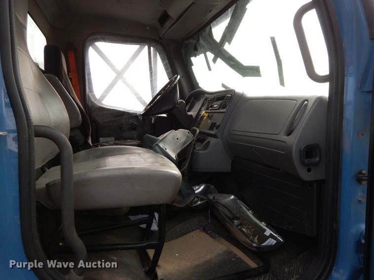 image for item HJ9668 2015 Freightliner M2  truck cab and chassis