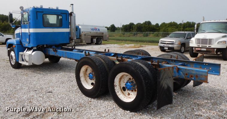 image for item HJ9669 1998 Freightliner FLD  truck cab and chassis