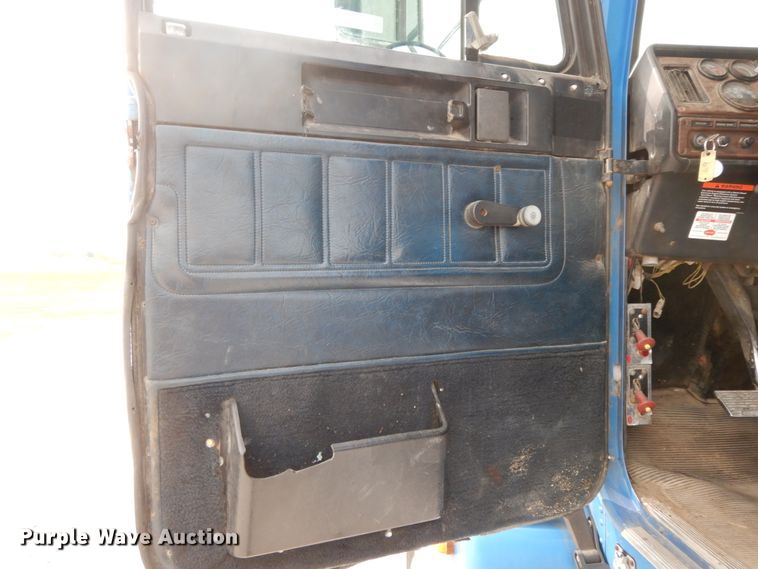 image for item HJ9669 1998 Freightliner FLD  truck cab and chassis