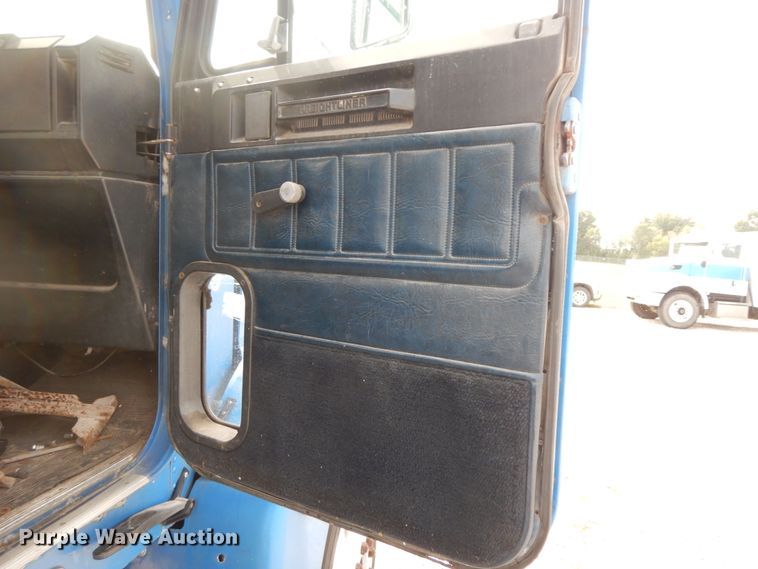 image for item HJ9669 1998 Freightliner FLD  truck cab and chassis