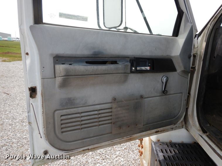 image for item HJ9670 1992 Chevrolet Kodiak C5500  truck cab and chassis