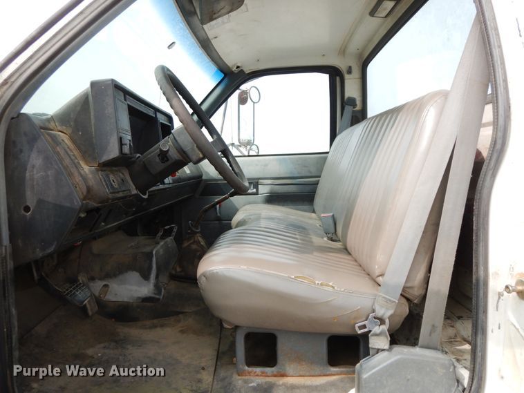 image for item HJ9670 1992 Chevrolet Kodiak C5500  truck cab and chassis