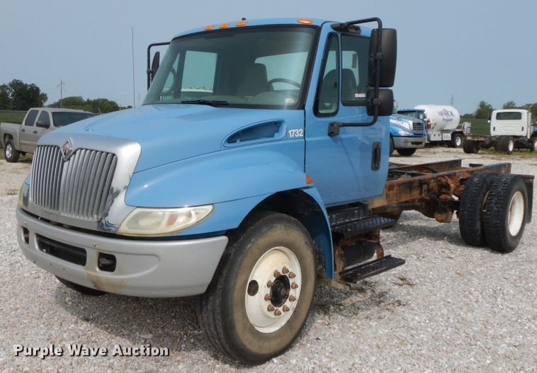 image for item HJ9671 2005 International 4300  truck cab and chassis