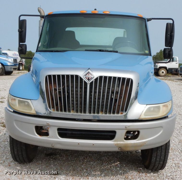 image for item HJ9671 2005 International 4300  truck cab and chassis