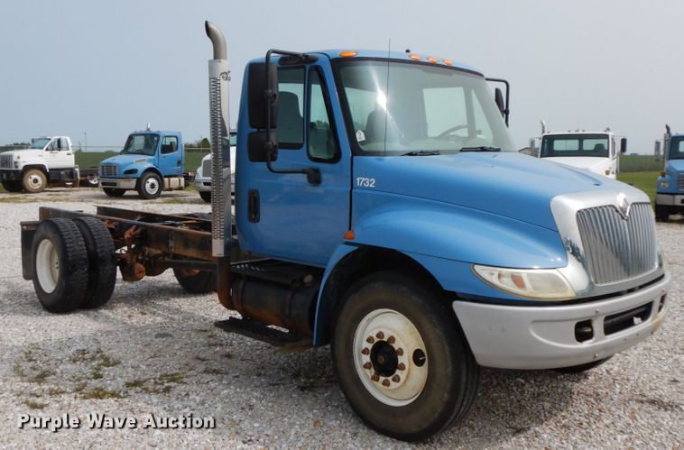 image for item HJ9671 2005 International 4300  truck cab and chassis