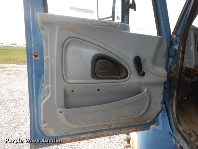 image for item HJ9671 2005 International 4300  truck cab and chassis