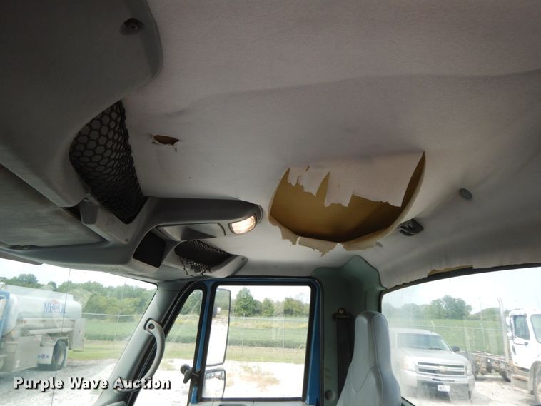 image for item HJ9671 2005 International 4300  truck cab and chassis