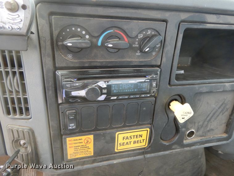 image for item HJ9671 2005 International 4300  truck cab and chassis