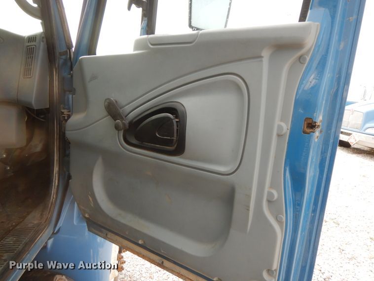 image for item HJ9671 2005 International 4300  truck cab and chassis