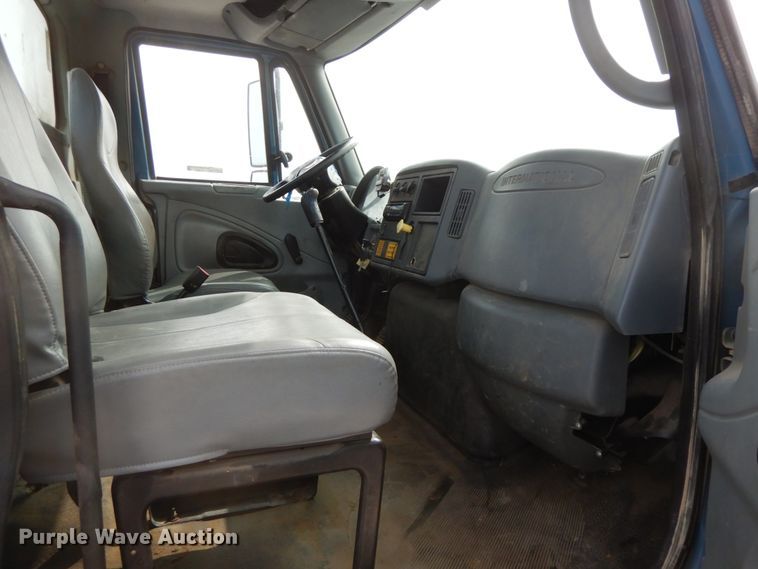 image for item HJ9671 2005 International 4300  truck cab and chassis