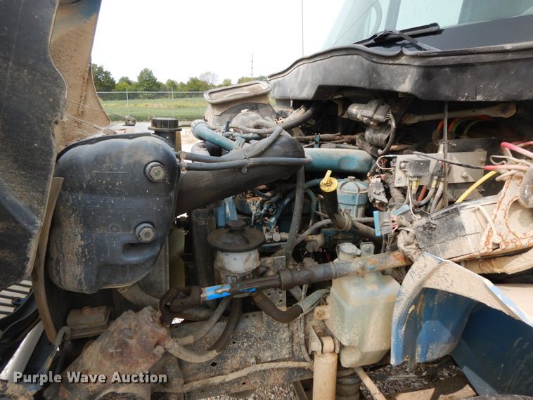 image for item HJ9671 2005 International 4300  truck cab and chassis