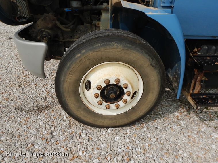 image for item HJ9671 2005 International 4300  truck cab and chassis