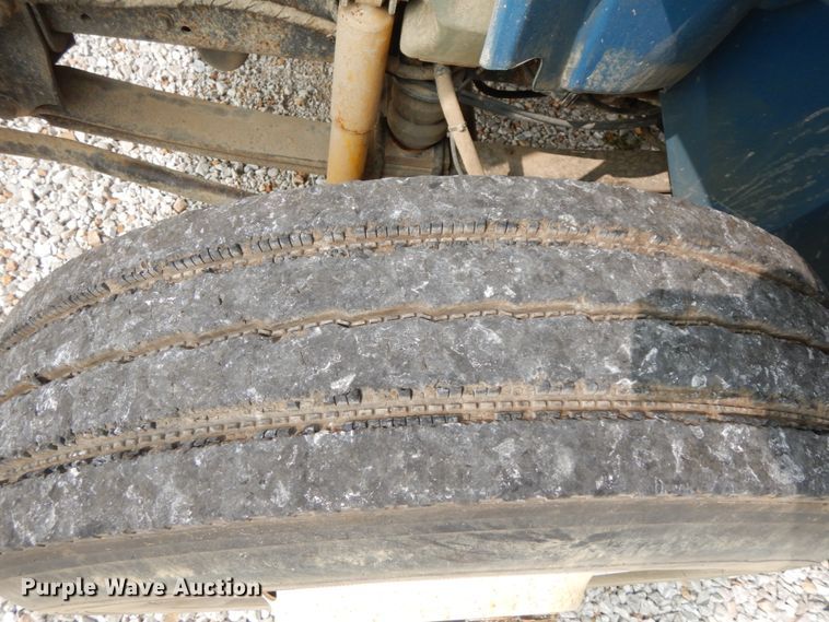 image for item HJ9671 2005 International 4300  truck cab and chassis