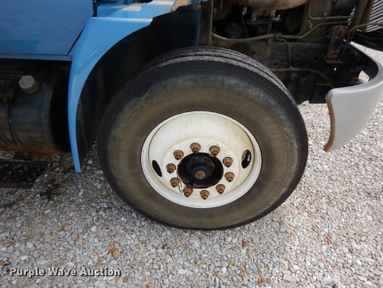 image for item HJ9671 2005 International 4300  truck cab and chassis