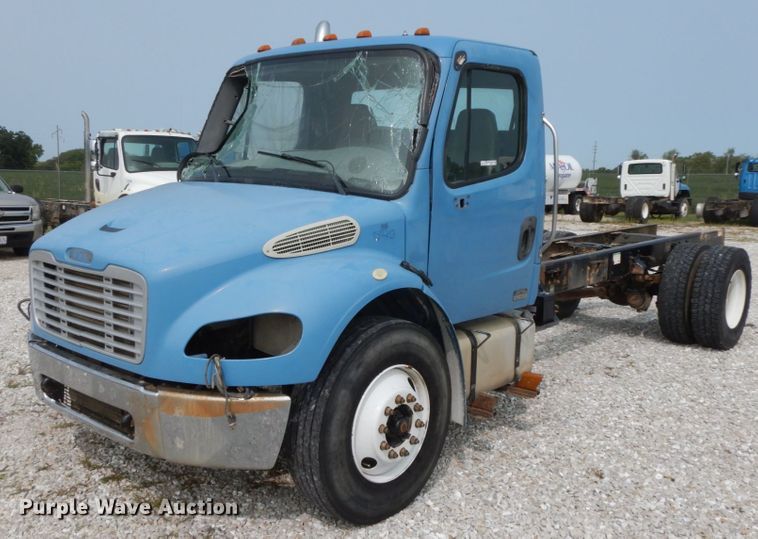 image for item HJ9672 2007 Freightliner Business Class M2  truck cab and chassis