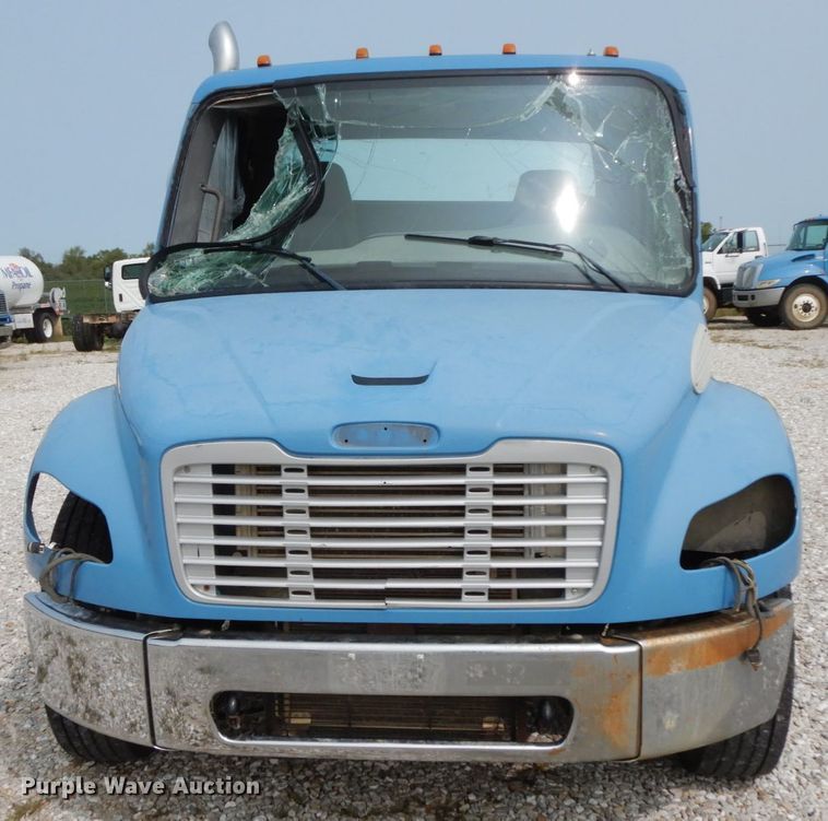 image for item HJ9672 2007 Freightliner Business Class M2  truck cab and chassis