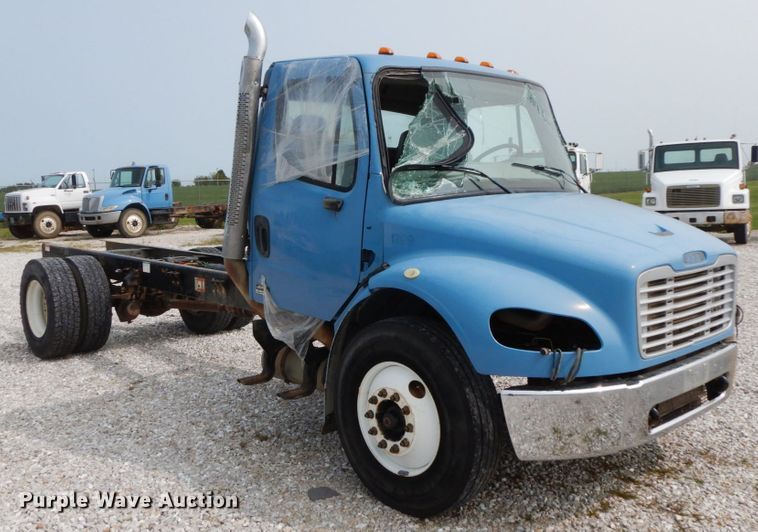 image for item HJ9672 2007 Freightliner Business Class M2  truck cab and chassis