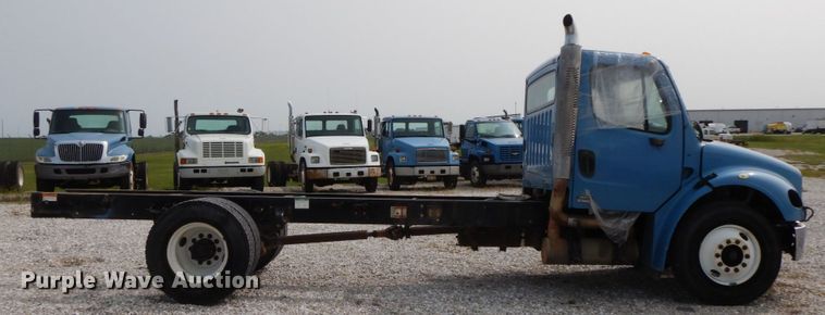 image for item HJ9672 2007 Freightliner Business Class M2  truck cab and chassis