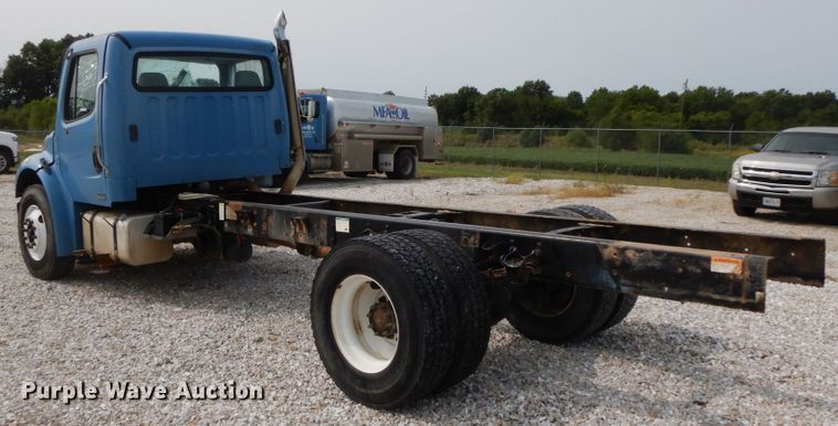 image for item HJ9672 2007 Freightliner Business Class M2  truck cab and chassis