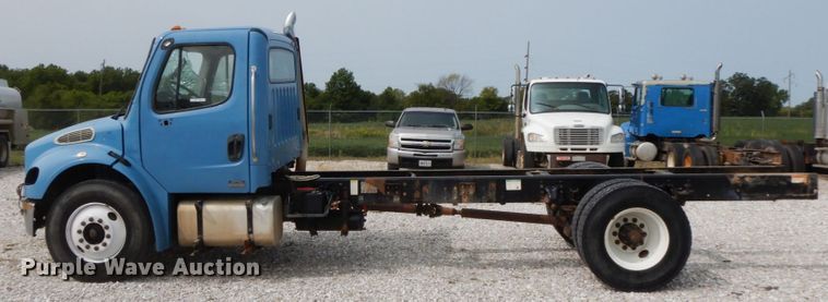 image for item HJ9672 2007 Freightliner Business Class M2  truck cab and chassis
