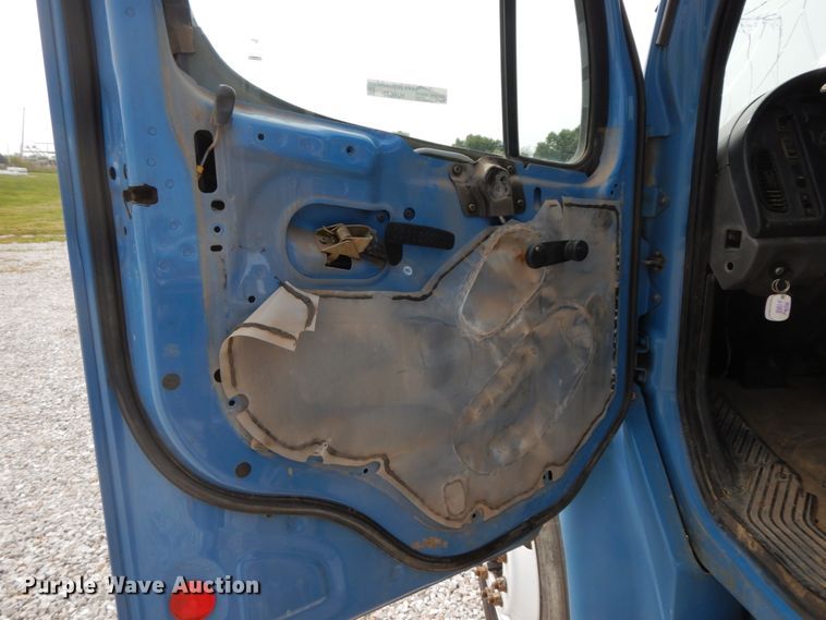 image for item HJ9672 2007 Freightliner Business Class M2  truck cab and chassis