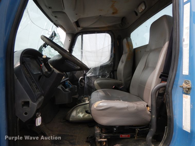 image for item HJ9672 2007 Freightliner Business Class M2  truck cab and chassis