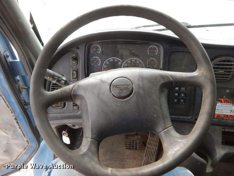 image for item HJ9672 2007 Freightliner Business Class M2  truck cab and chassis