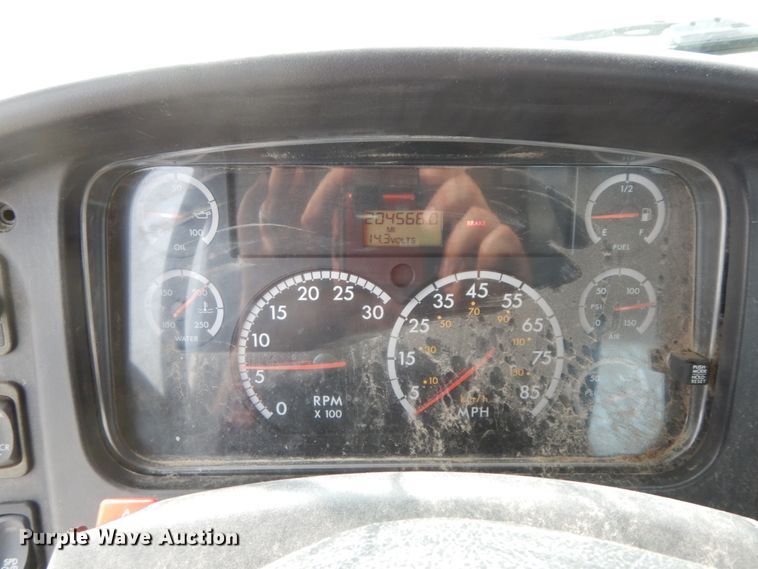 image for item HJ9672 2007 Freightliner Business Class M2  truck cab and chassis