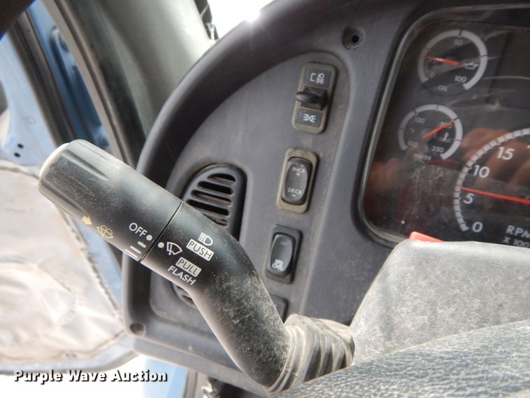 image for item HJ9672 2007 Freightliner Business Class M2  truck cab and chassis