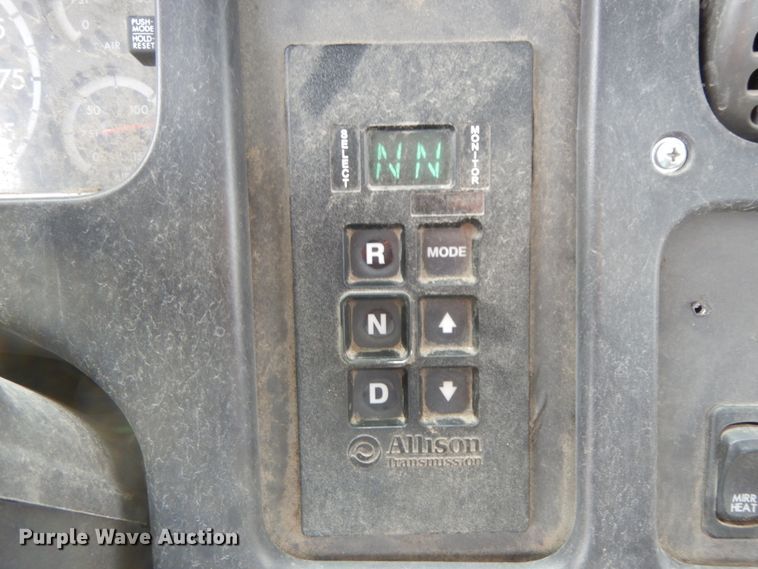 image for item HJ9672 2007 Freightliner Business Class M2  truck cab and chassis