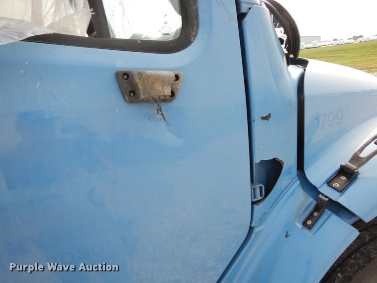 image for item HJ9672 2007 Freightliner Business Class M2  truck cab and chassis