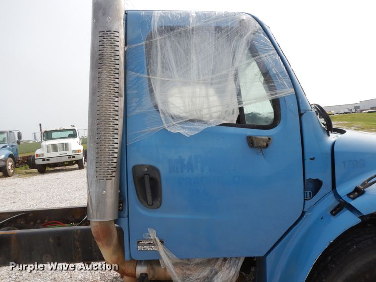 image for item HJ9672 2007 Freightliner Business Class M2  truck cab and chassis