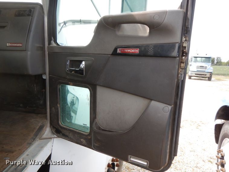 image for item HJ9673 2008 Kenworth T300  truck cab and chassis