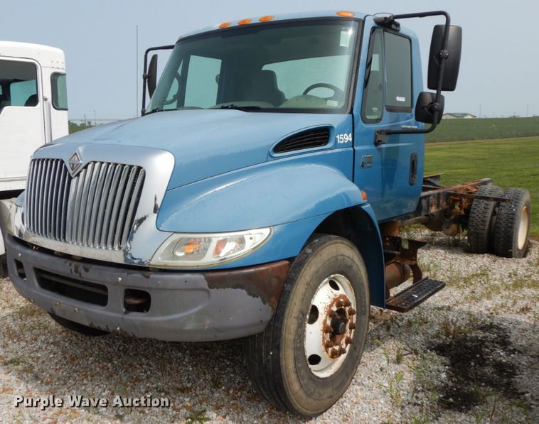 image for item HJ9674 2004 International 4300  truck cab and chassis