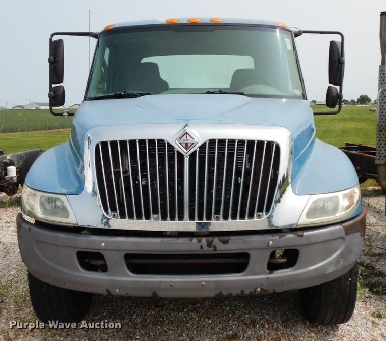 image for item HJ9674 2004 International 4300  truck cab and chassis