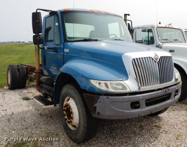 image for item HJ9674 2004 International 4300  truck cab and chassis