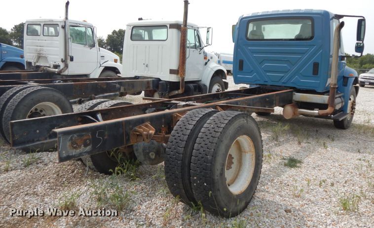 image for item HJ9674 2004 International 4300  truck cab and chassis