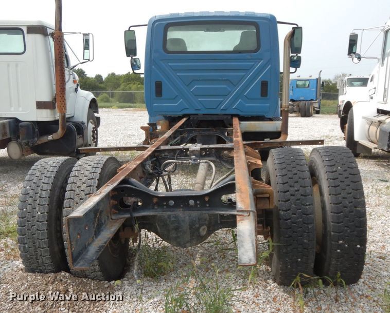 image for item HJ9674 2004 International 4300  truck cab and chassis