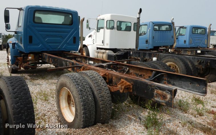 image for item HJ9674 2004 International 4300  truck cab and chassis