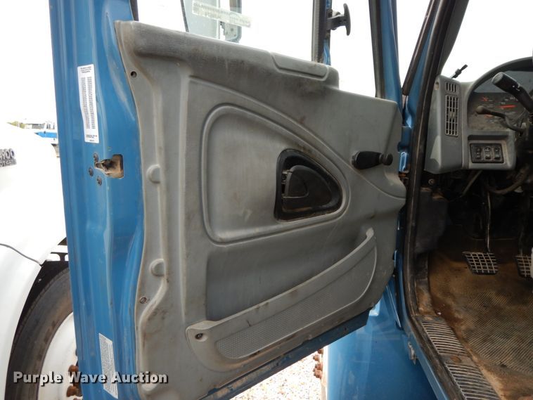 image for item HJ9674 2004 International 4300  truck cab and chassis