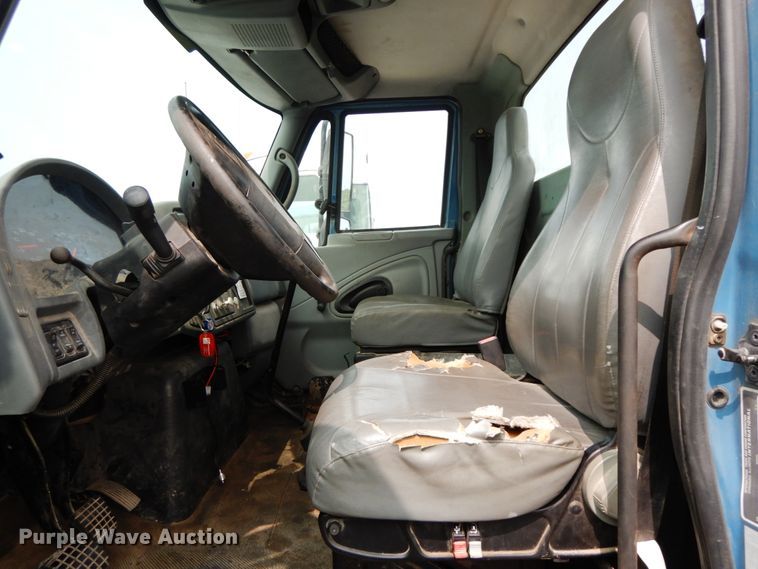 image for item HJ9674 2004 International 4300  truck cab and chassis