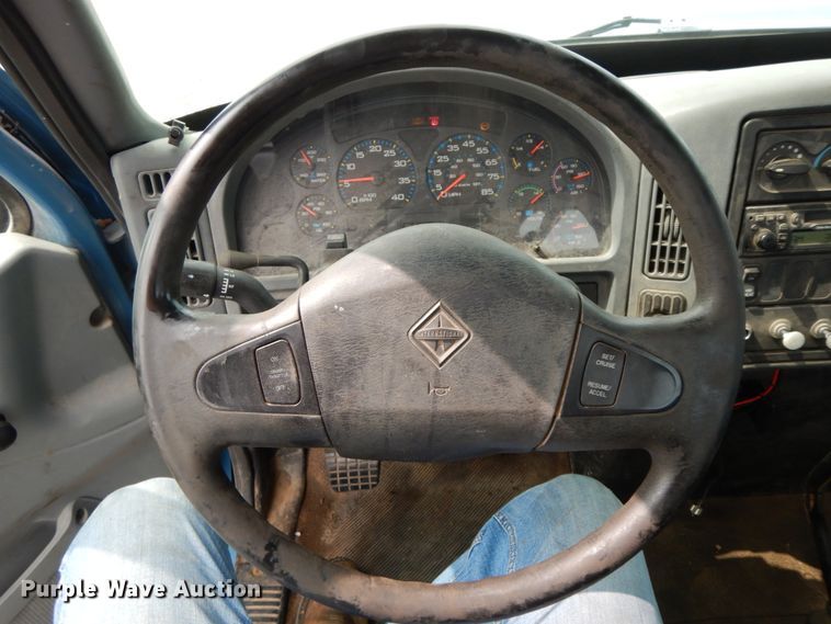 image for item HJ9674 2004 International 4300  truck cab and chassis