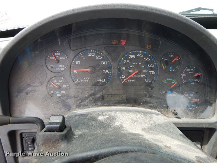 image for item HJ9674 2004 International 4300  truck cab and chassis