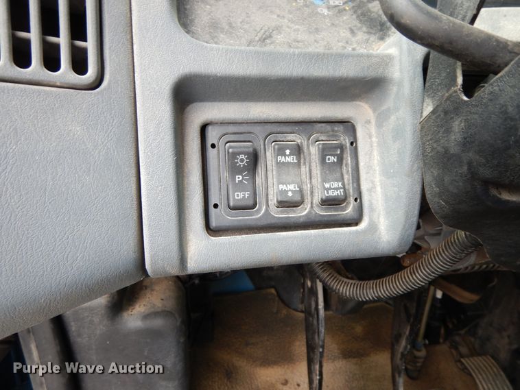 image for item HJ9674 2004 International 4300  truck cab and chassis