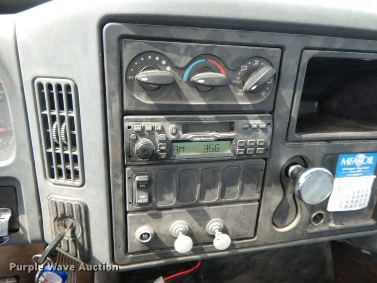 image for item HJ9674 2004 International 4300  truck cab and chassis