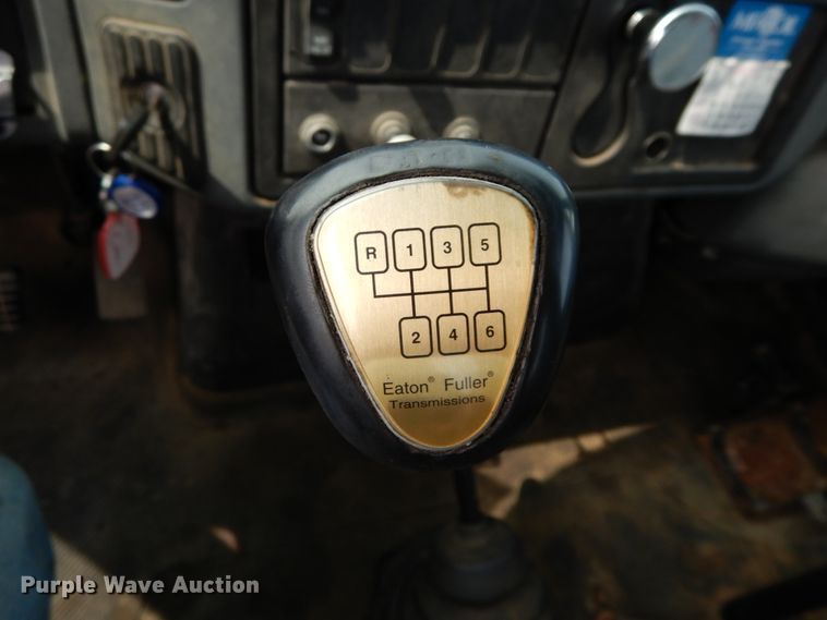 image for item HJ9674 2004 International 4300  truck cab and chassis