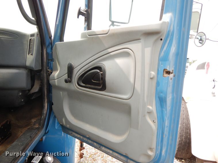 image for item HJ9674 2004 International 4300  truck cab and chassis