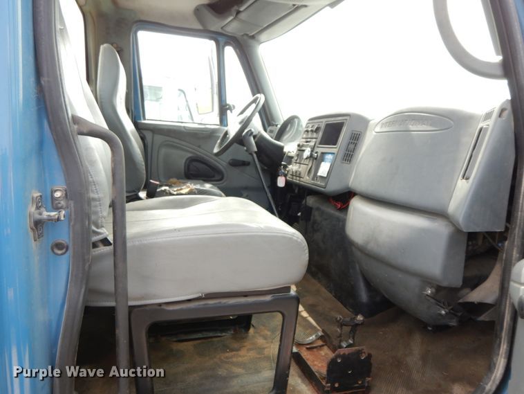 image for item HJ9674 2004 International 4300  truck cab and chassis